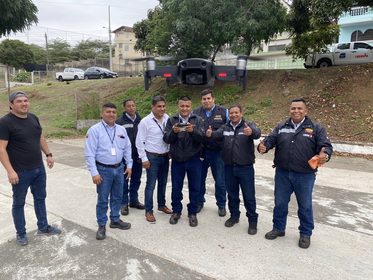 negreteate's tweet photo. Hoy recibiendo charla de manejo de dron junto a @oliveracuna @oFFProducciones , para seguir atendiendo de la mejor manera a nuestros clientes. Liderman o Nada !!!!! 🎮 @ClaudiaPuigC @LidermanOficial @cchingaa1 @EsisonVera @JavierBolivarAM @wagner9852 @ALCIVAR_1980 @jloa_seg https://t.co/H5A5yfvYBK