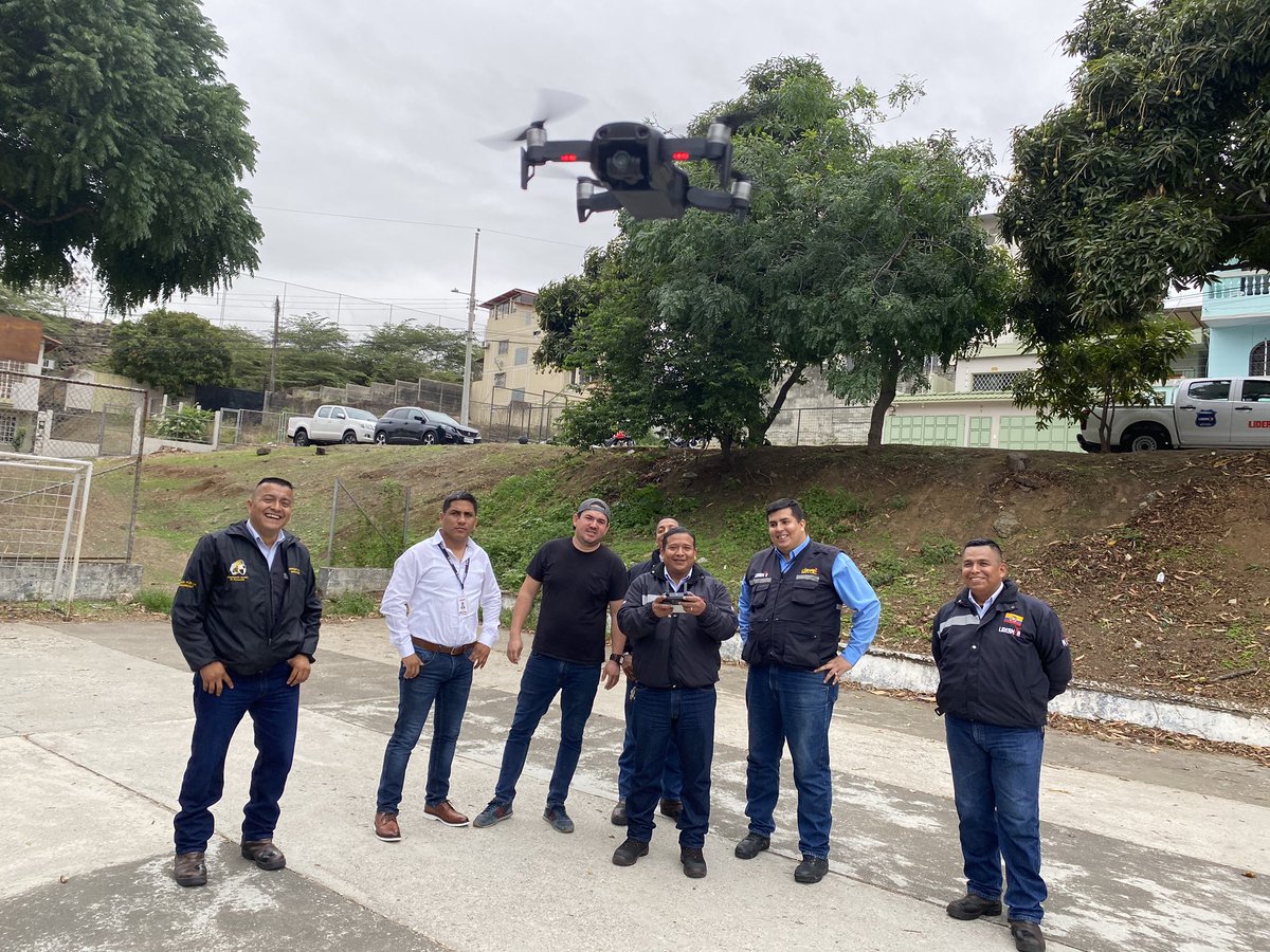 negreteate's tweet photo. Hoy recibiendo charla de manejo de dron junto a @oliveracuna @oFFProducciones , para seguir atendiendo de la mejor manera a nuestros clientes. Liderman o Nada !!!!! 🎮 @ClaudiaPuigC @LidermanOficial @cchingaa1 @EsisonVera @JavierBolivarAM @wagner9852 @ALCIVAR_1980 @jloa_seg https://t.co/H5A5yfvYBK