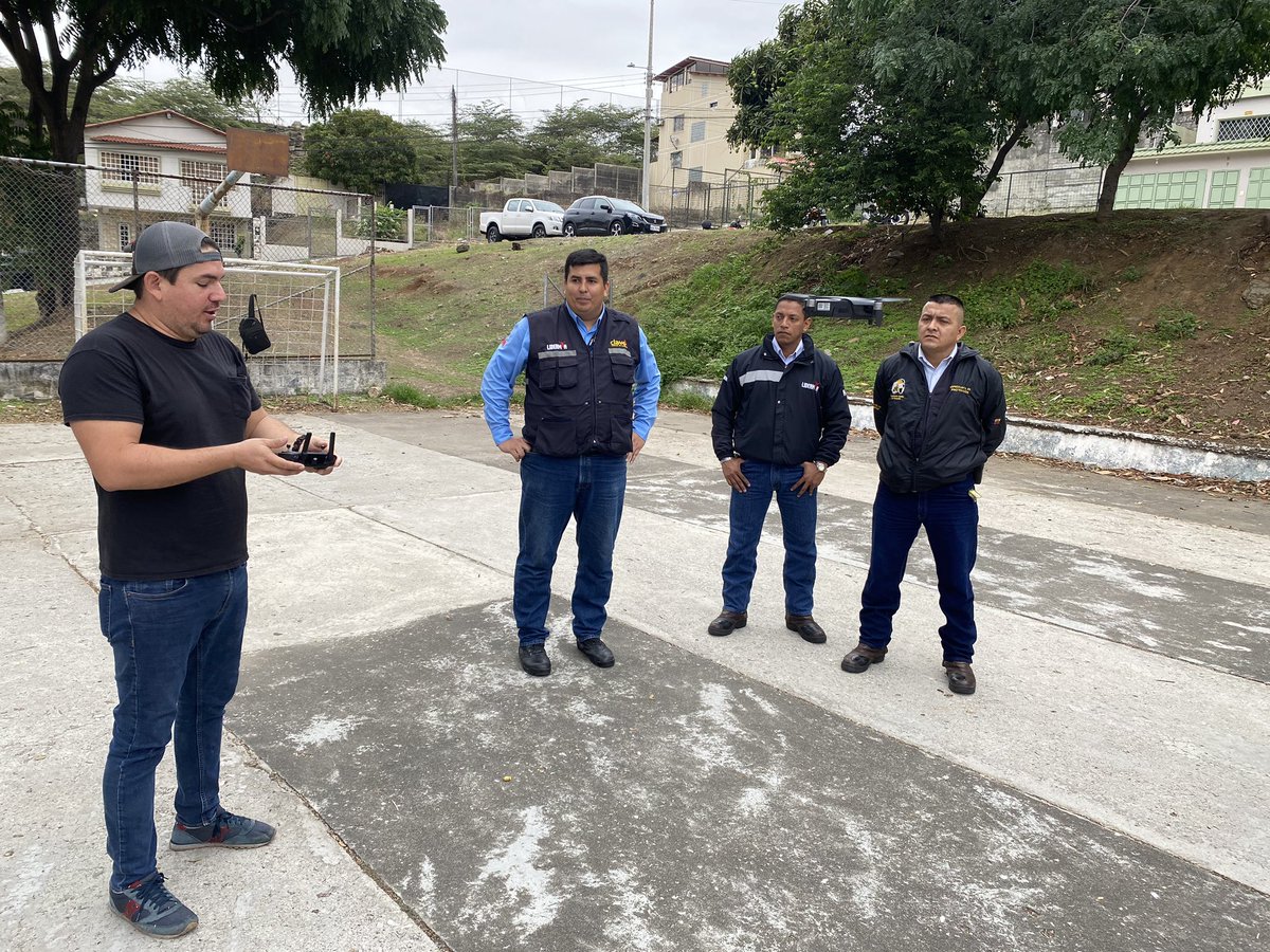 negreteate's tweet photo. Hoy recibiendo charla de manejo de dron junto a @oliveracuna @oFFProducciones , para seguir atendiendo de la mejor manera a nuestros clientes. Liderman o Nada !!!!! 🎮 @ClaudiaPuigC @LidermanOficial @cchingaa1 @EsisonVera @JavierBolivarAM @wagner9852 @ALCIVAR_1980 @jloa_seg https://t.co/H5A5yfvYBK