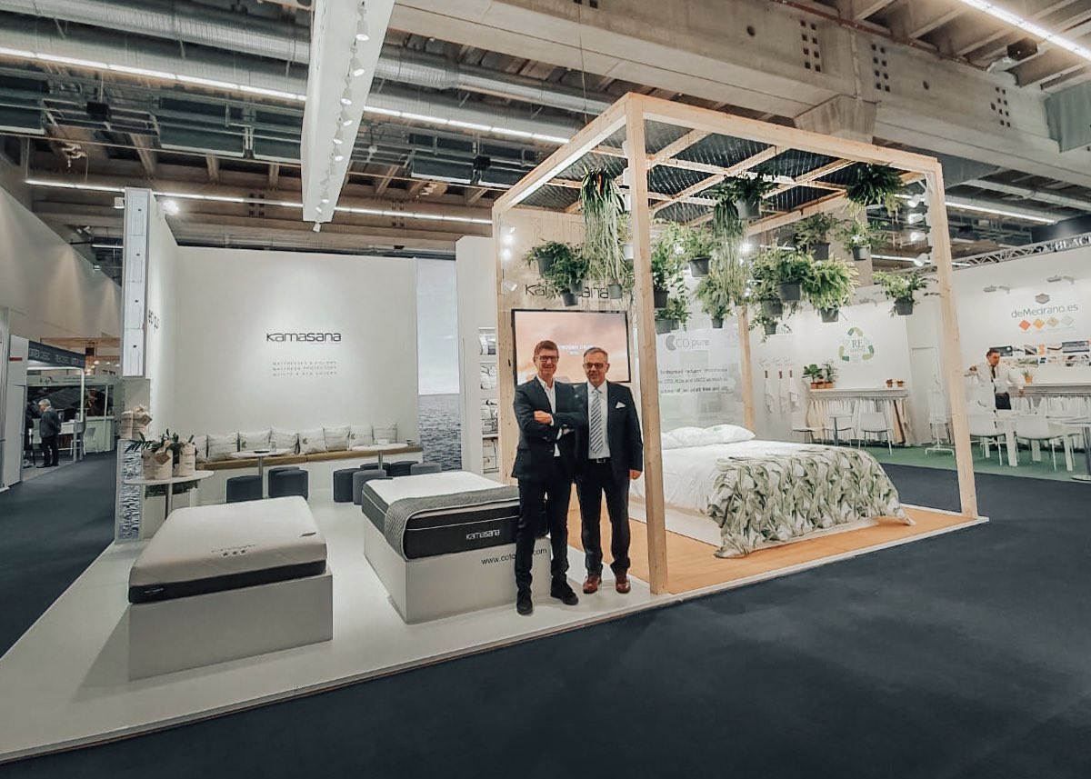 kamasana_es's tweet photo. Nuestro stand para la feria #heimtextil2020. ✨

Os presentamos el CO2PURE🌿, un nuevo proyecto con el que hemos conseguido que nuestros tejidos absorban gases de efecto invernadero apostando por un futuro más limpio. https://t.co/qJ6pZip990