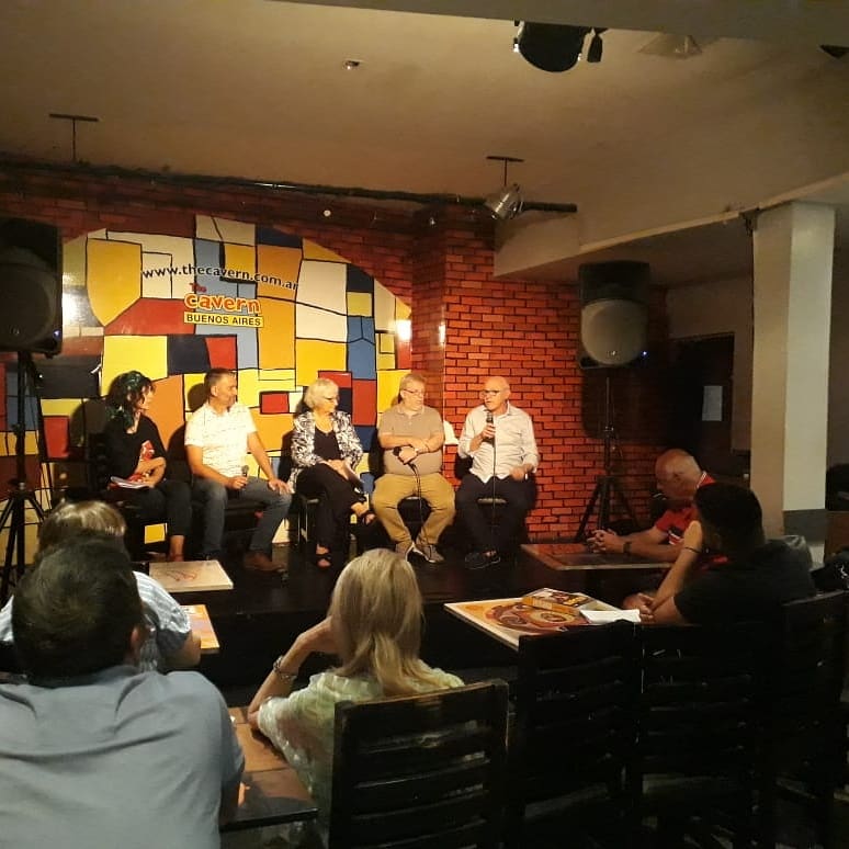 Gran charla-debate, ayer, en la sala Ringo Starr de 
<a href="/TheCavernBA/">The Cavern Bs As</a>
. Un lujo haber compartido ideas sobre el nuevo libro "Maradona futbolista" del gran 
<a href="/GuillemBalague/">Guillem Balague</a>
 junto a 
<a href="/RodoChisleanchi/">OH-CHICHO-ЯИЧA</a>, <a href="/MaribelHerruzo/">Maribel Herruzo</a>, y la Dra Liliana Grabín. Gracias a todos los que vinieron.