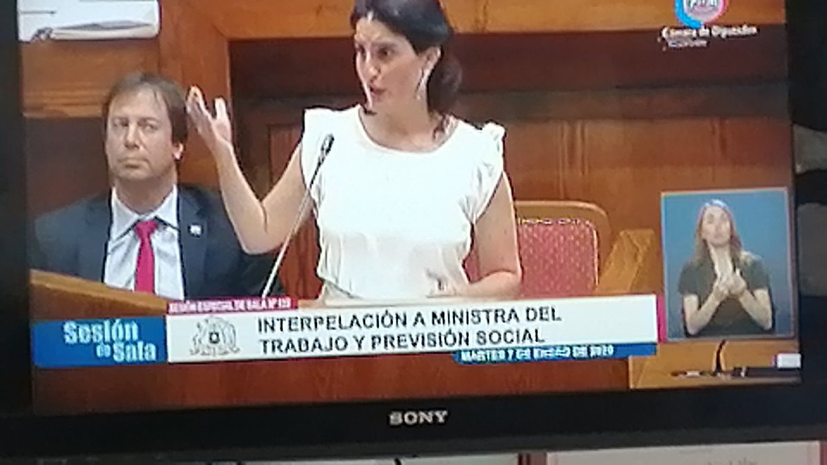 La ministra aún sabiendo todos los problemas no acogen las solicitudes de toda la ciudadanía que mas tiene que suceder para actuar. Ya es chiste fome decir que tenemos que cambiar algo que ya sabemos. #tvsensdo #CooperativaTuVoz #Biobio #theclinic #tvn #Democracia #canal13