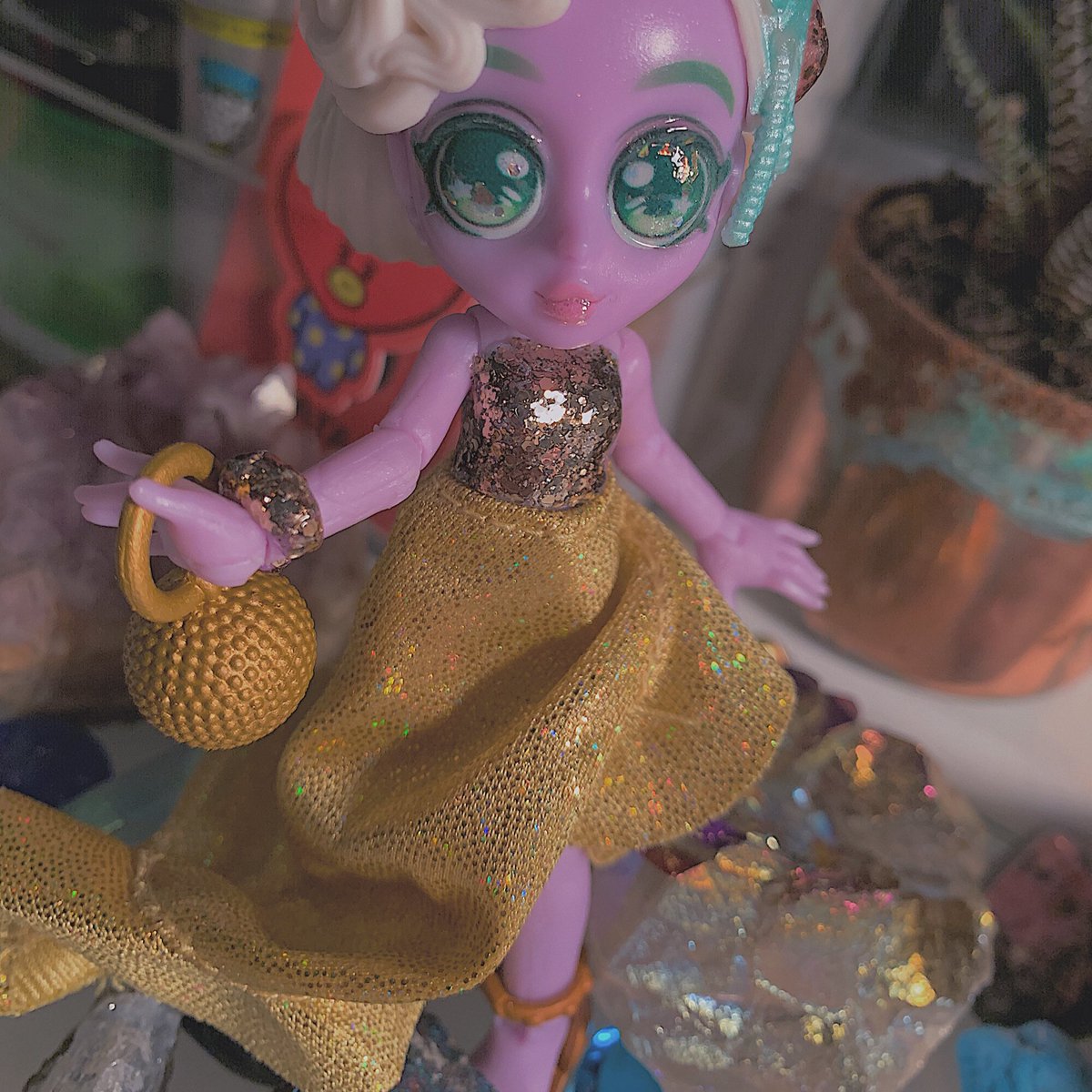 dots_xo_'s tweet photo. i got these cute capsule chix dolls on sale and decided to modify them a bit! on both dolls i added some sparkly flakes to the eyes—one girl also got multi colored freckles—and then i repainted the tops! now i’m kinda in love???
#capsulechix #dollmodification #dollmods https://t.co/JrUw8BrRyG