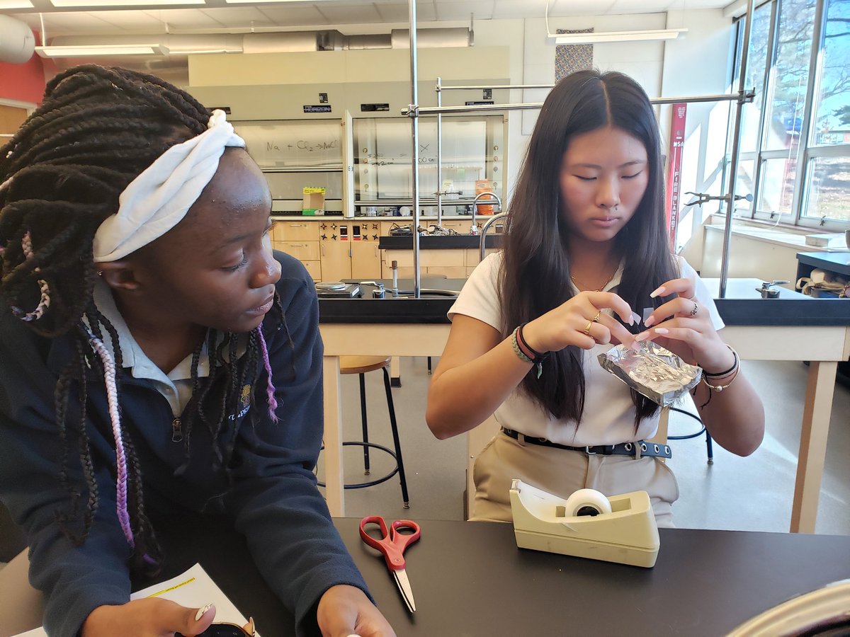 MelanieShedd's tweet image. Boat Engineering Challenge to kick off the New Year in #Chemistry.  #handsonlearning #printeachersonfire #STEM.