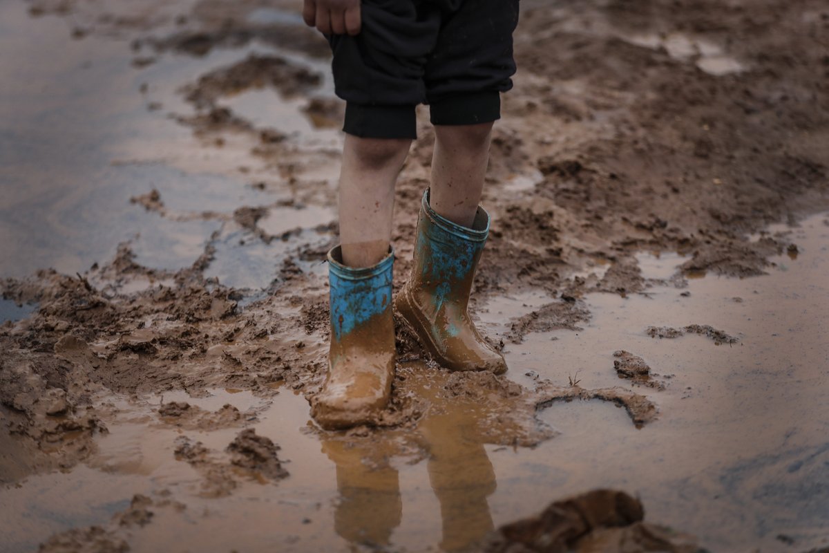 Hacikizi's tweet photo. This is the condition in #Idlib. Everything coming to your mind is need here because those people left almost all of their things behind and forced to migrate. They start their life from zero in tents which are located in this muddy place. https://t.co/X39zZLXWWt
