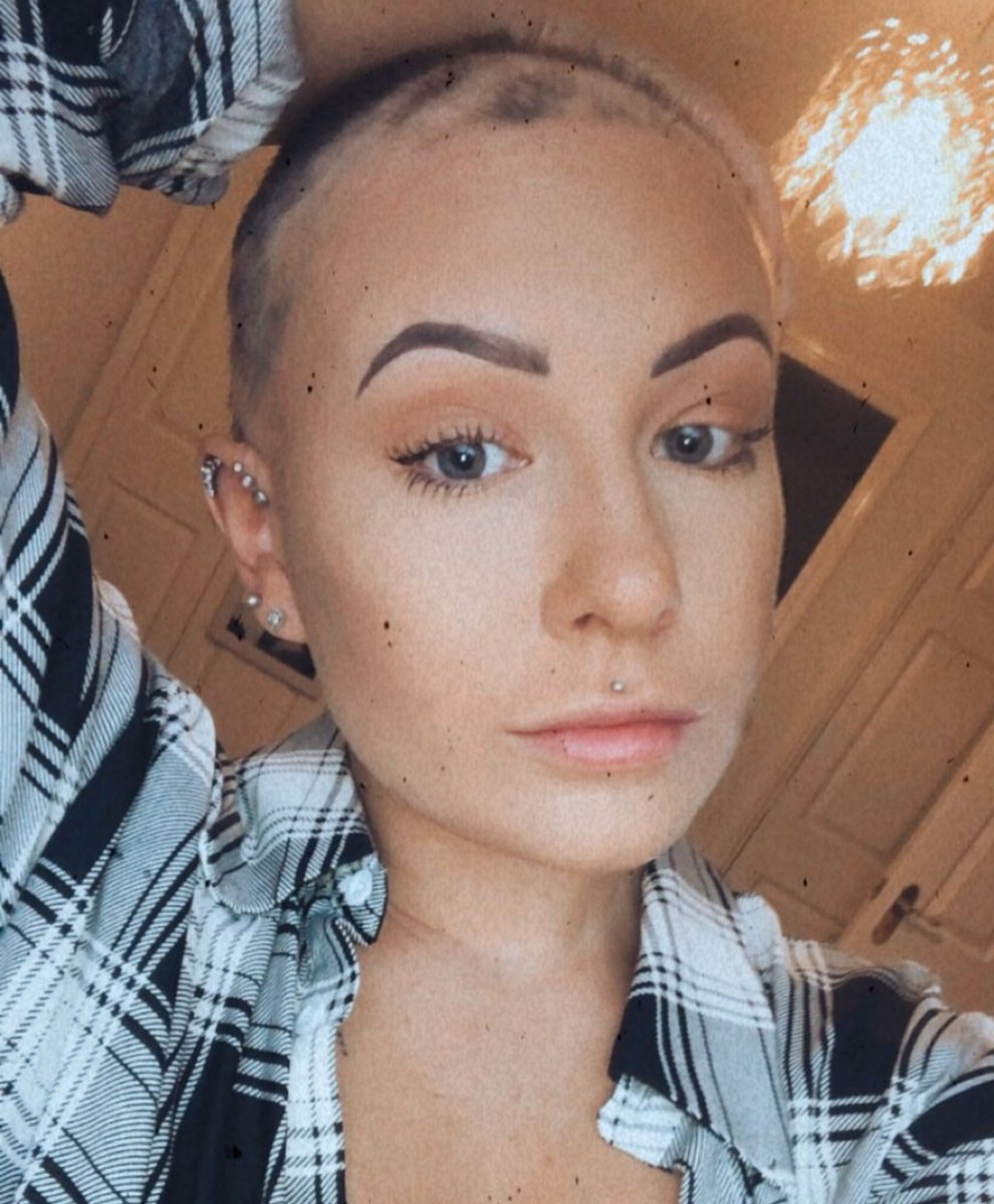 sazzyangelwings's tweet photo. So angry...@PayPal have refused to refund my daughter for a rip off wig she bought online, when it is clearly cheap rubbish. As if having alopecia isn't bad enough 🤬🤬🤬 #rpgshowwigs #alopecia #itsacon #wigwearer #hairloss #ripoff #paypalfail #noconsumersupport https://t.co/SMWByXhfBA