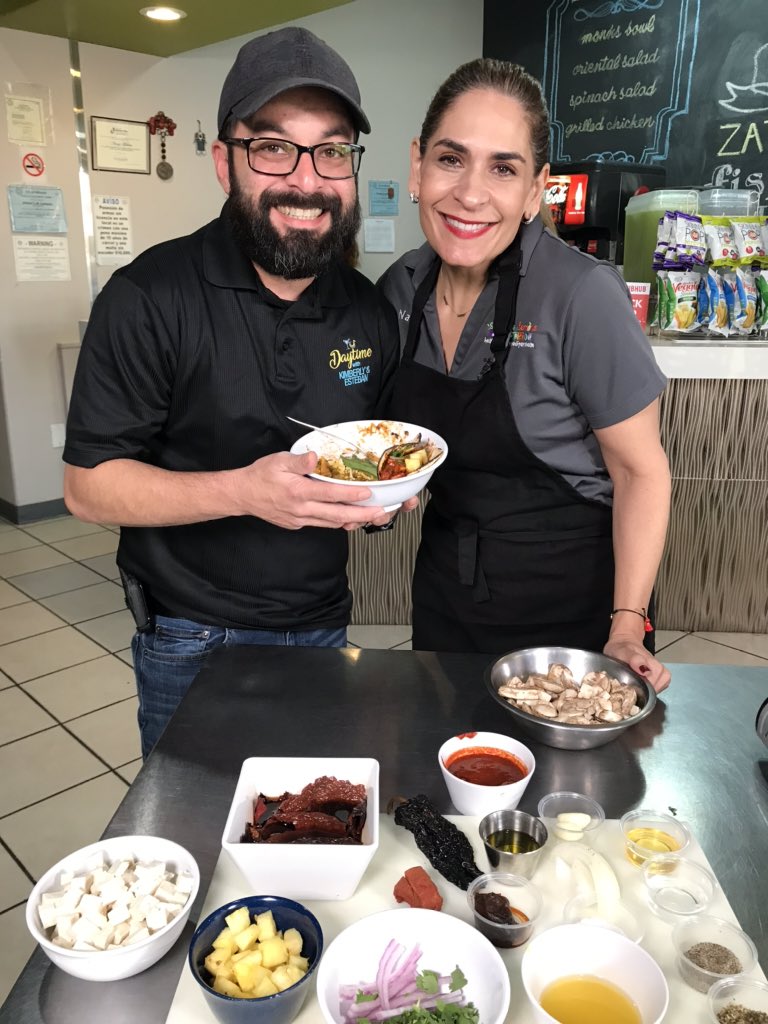 DanielleBandaTV's tweet photo. Enjoying #Vegan #tacos 🌮🌮🌮 for #TacoTuesday this morning at #GreensAndLemons 🤓 while LIVE 🎥 on-the-air 🎞📺 @MADE_FILMS @watchdaytime
#TvHost #Correspondent #Producer #Influencer #Vlogger #DanielleBandaTV #LifestyleShow #EntertainmentTV #SinclairBroadcast #SyndicatedShow https://t.co/o0E9Uef7Yh
