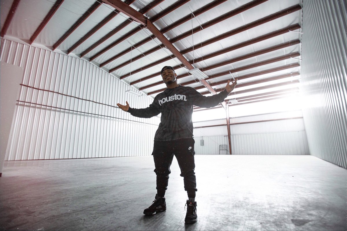 RusSwole's tweet photo. I’m building a powerlifting gym this year 🤘🏾
📸: @DoohanNohan 
#CorruptedStrength #HomeofTheMisfits https://t.co/ATxnFYZhLJ