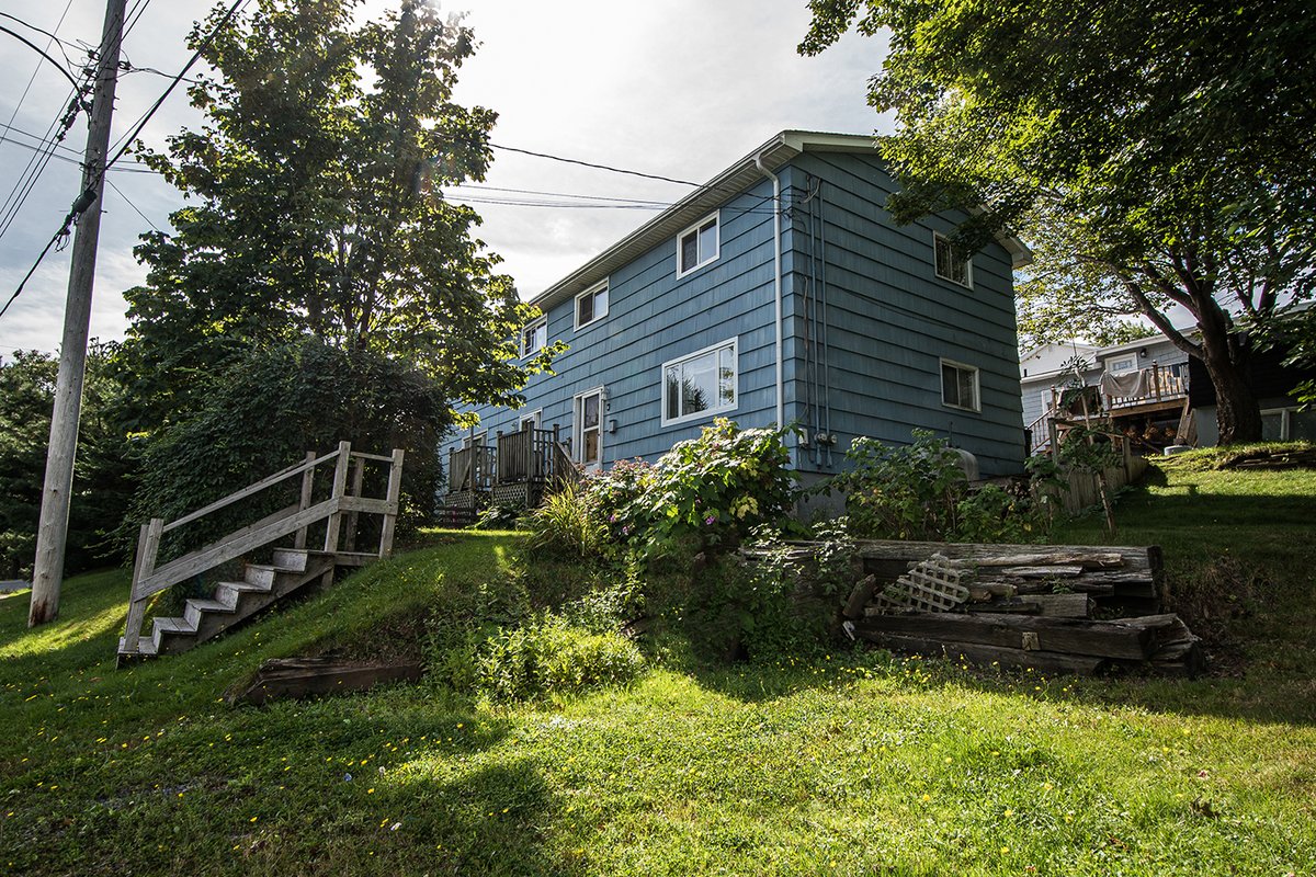 Cash flow positive rental property! 

4 &amp; 2 Hubleys is a side by side duplex boasting a large four-bedroom plus a den on one side and a three-bedroom two-story space on the other.

Call James Higgs at 902.830.6749 to schedule a private showing

parachuterealty.ca/index.php/List…