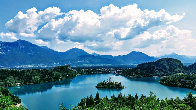 Alpenwild's tweet photo. Slovenia - Did you notice it has the word "LOVE" in it?? Yes! And what a cool fact because the Julian Alps and Slovenia are a hidden G-E-M. 💎 We know you'll fall in love with it this summer! Join us in  Slovenia June 18, 2020 - June 26, 2020!
📷: Francisco Ghisletti https://t.co/p0W3jjcfwK