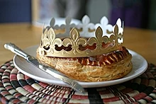 Myfyriwr yn cyrraedd arholiad llafar gyda choron blastig euraid ar ei ben. Dim ond yn Ffrainc!