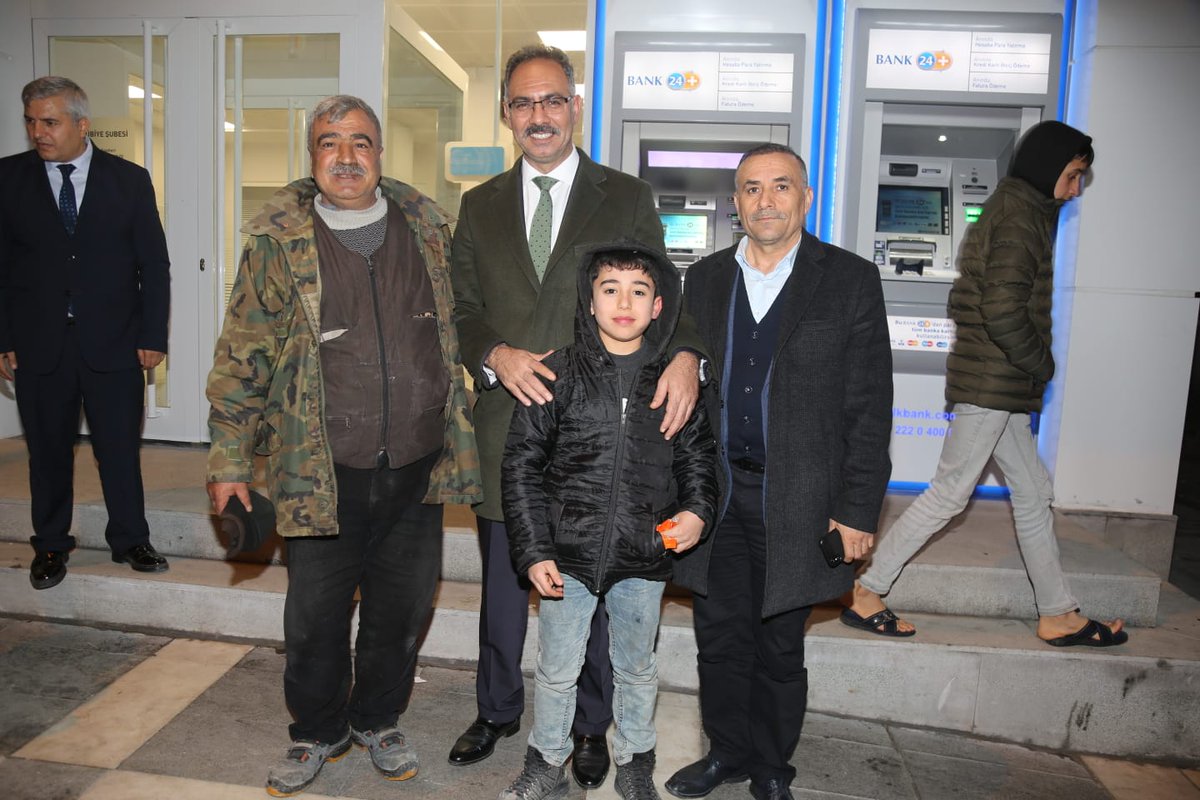 Girişimlerimiz sonucu Eyüp Peygamber Caddemizde hizmet vermeye başlayan Halkbank Şubesini, AK Parti Eyyubiye İlçe Başkanımız Mehmet Moğal'la birlikte ziyaret edip, yetkililerden çalışmalar hakkında bilgi aldık.