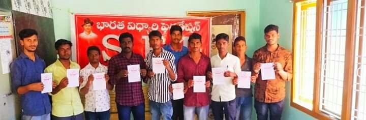 sfiwestprakasam's tweet image. 9, 10 #న #జరిగే #జిల్లా #మహాసభ #జయప్రదం #చేయాలని #కరపత్రాలు #అవిష్కరిస్తున్న #sfi #జిల్లా #కార్యదర్శి  #r. #చంద్రశేఖర్