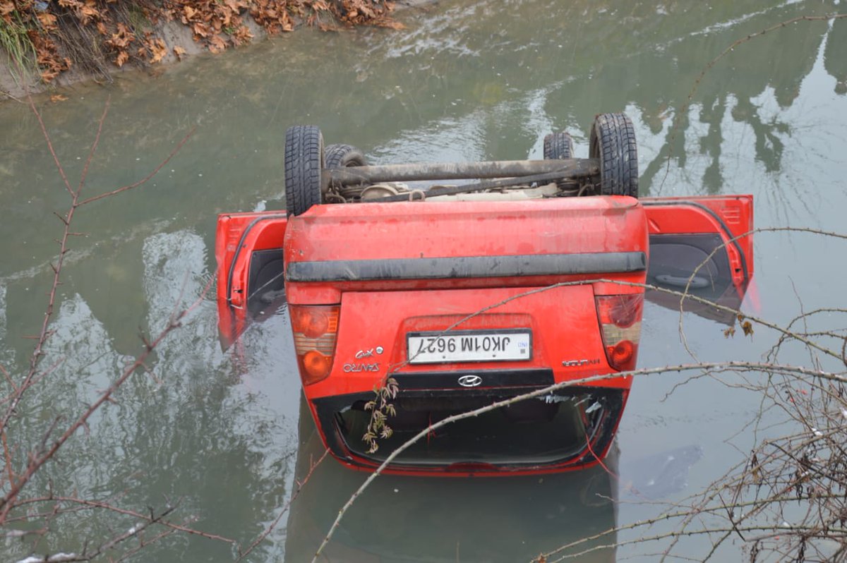 adgpi's tweet photo. #IndianArmy rescued accident victims including a women &amp; three children who had met with an accident in #Bandipora #Kashmir. Precious lives were saved by swift evacuation &amp; timely response by local army unit.

#NationFirst
#WeCare. https://t.co/uDFDgtQlHz