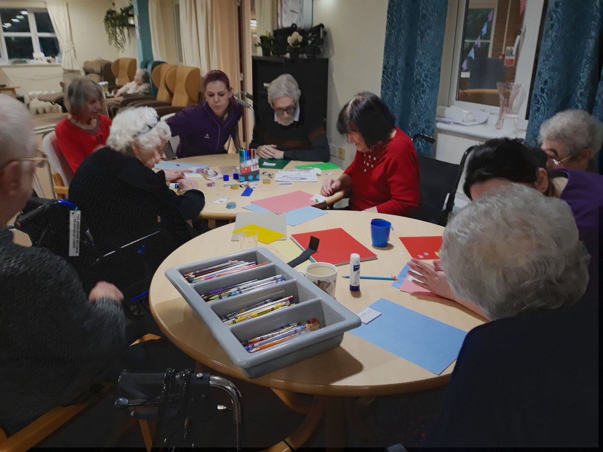 CarolHo01415055's tweet photo. Residents at ANNESLEY LODGE  are busy making their yearly calendars so they can plan their yearly activities #busybees #happyliving C2 https://t.co/5TDxRWjEDT