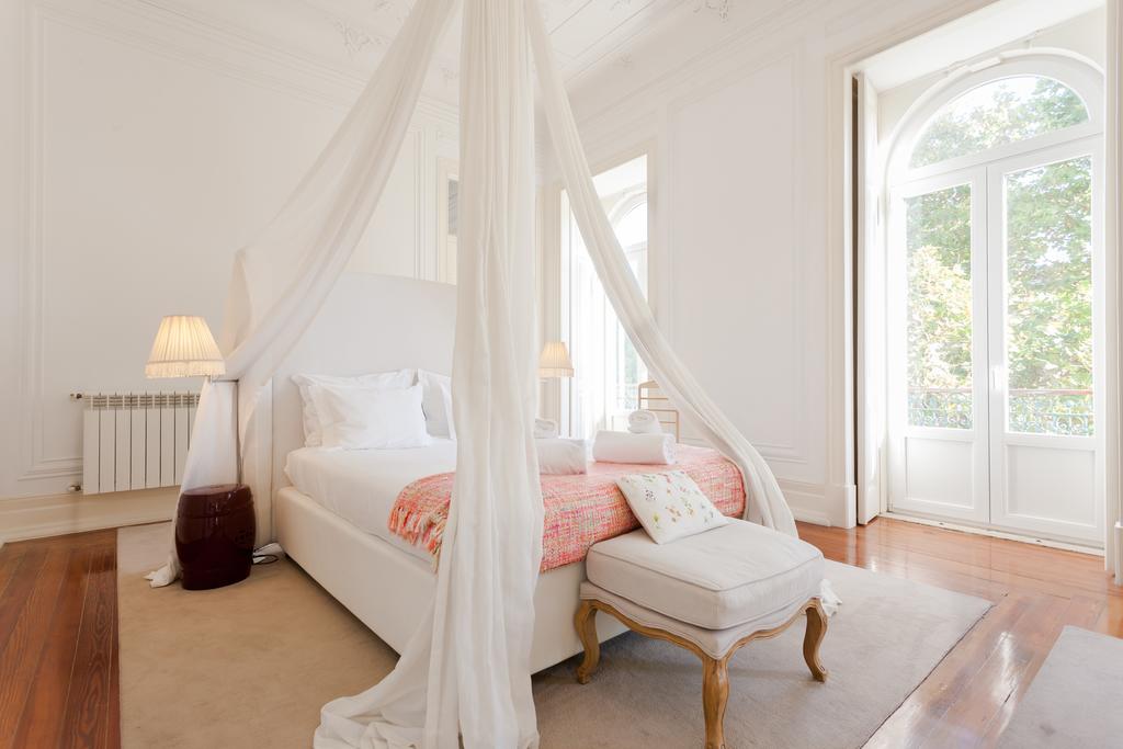 ferreirasarugs's tweet image. With a sunny weekend the best option is a short getaway to Lisbon. Enjoy getting to know the best suites in town and fall in love with the #luxurysuitesliberdade minamilist decoration! #ferreiradesarugs #bespokeproject #interiordesign #rugs