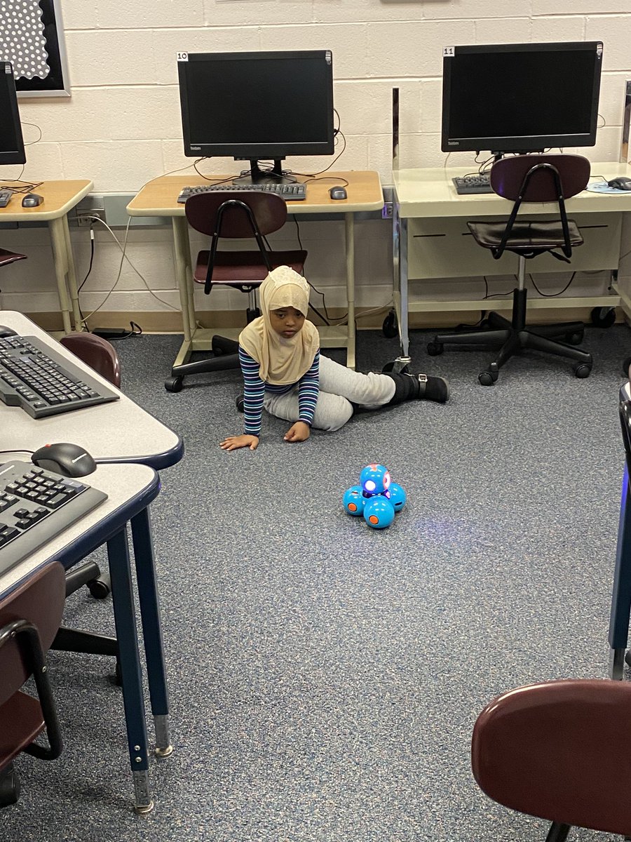 vchmelka's tweet image. Kindergarteners are coding Dash for the first time!  They love it! #wonderworkshop #beyondthehourofcode @DodgeGI