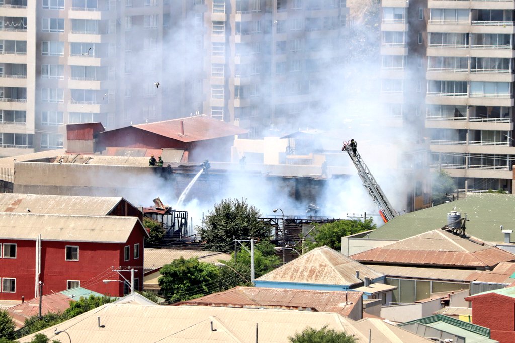 MarcosPazDuart's tweet photo. Incendio en Viña del Mar. Bomberos llevan más de 3 horas combatiendo el fuego. Ya pareciera estar controlado. Foto 3/3
@Bomba_Decima https://t.co/JFmXmDmWaA