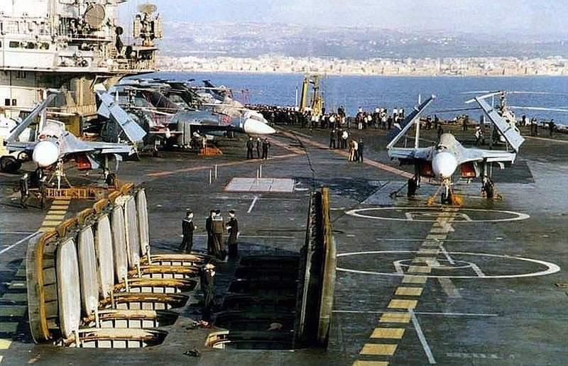 TRUFAULT's tweet image. ¿Porqué el portaaviones de la armada Rusa #Kuznetsov, se le equipó con misiles Anti-Buque P-700 #Granit, restándole así capacidad de carga en el hangar,para aviones o lo que fuera?
🇷🇺🤔

#Historia @DnKornev @Russian_Defence #cool @Political_Room #history @REjercitos @Ninja998998
