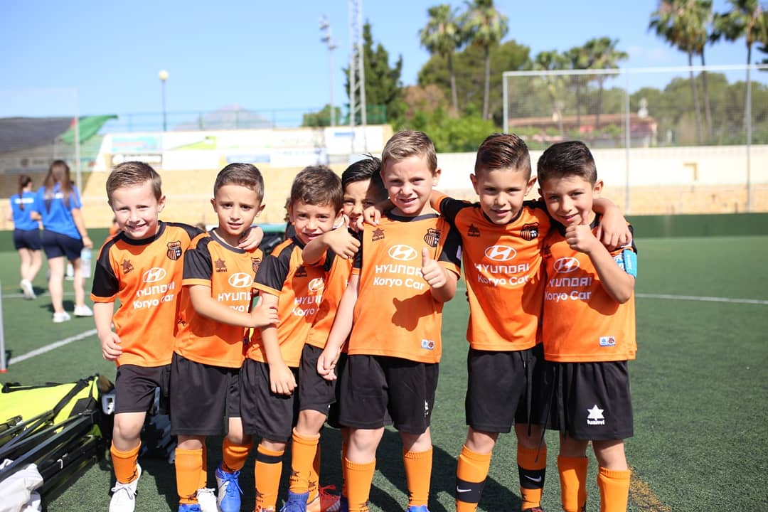 MarinaBaixaCup's tweet photo. 😁⚽️ Arrancamos el 2020 muchas ganas de disfrutar de la MBCUP ⚽️😁
.
.
¡Feliz año nuevo!🎆
.
.
#yaquedamenos #MBCUPQUERUBINPREBENJAMIN #MBCUPALEVINBENJAMIN #MBCUPFUTFEM #MBCUP2020 https://t.co/daO7Wyd7bU