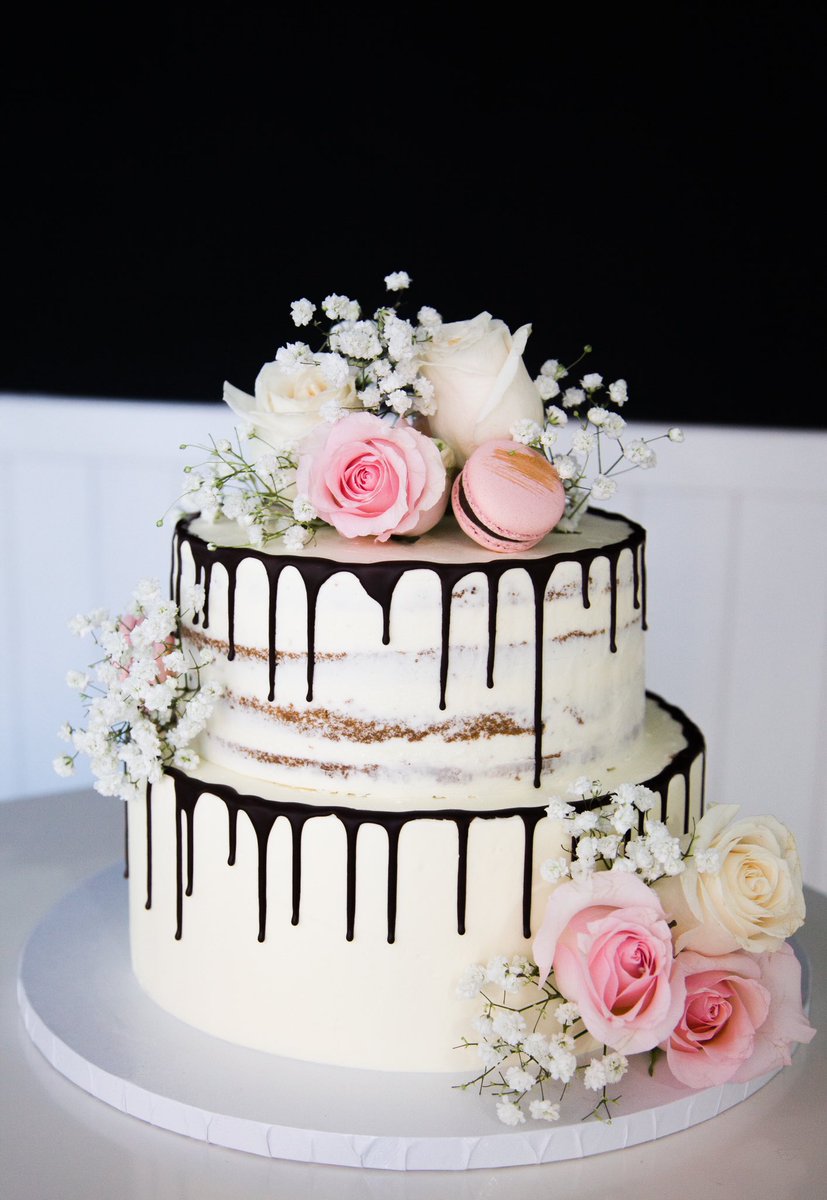 Así quedó la #tarta que preparamos para el #bautizo de Mía hace unos días.
Bizcocho de vainilla y crema de #dulcedeleche acabado seminaked con drip de #chocolate y flores naturales.
Si estás buscando tu tarta ideal, ¡escríbenos!