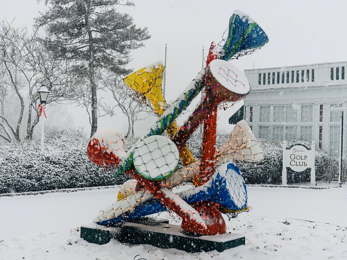 It’s a beautiful snow-covered morning <a href="/The_Greenbrier/">The Greenbrier</a>! ❄️ #AMilitaryTribute 🇺🇸