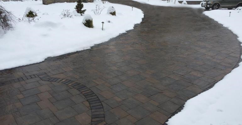 regionofpeel's tweet photo. Apply a small amount of salt across your driveway before wet snow and freezing temps to help prevent ice and snow from sticking and make it easier to clear. Salt less, stay safe and help protect the environment. https://t.co/gldxPcE8CG   #LessSalty https://t.co/ZPoxJNuULe