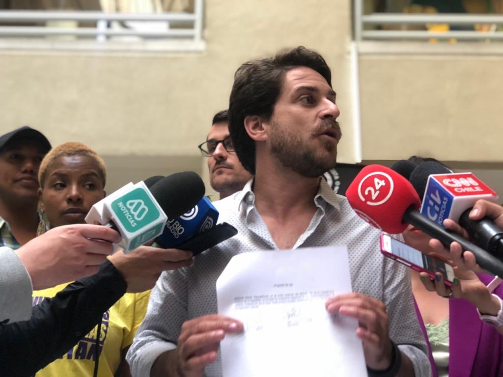 gonzalowinter's tweet photo. Hoy,junto a la Coordinadora Nacional Migrantes, presentamos proyecto de ley para que extranjer@s residentes puedan participar del proceso constituyente. https://t.co/hHxxY7k1EB