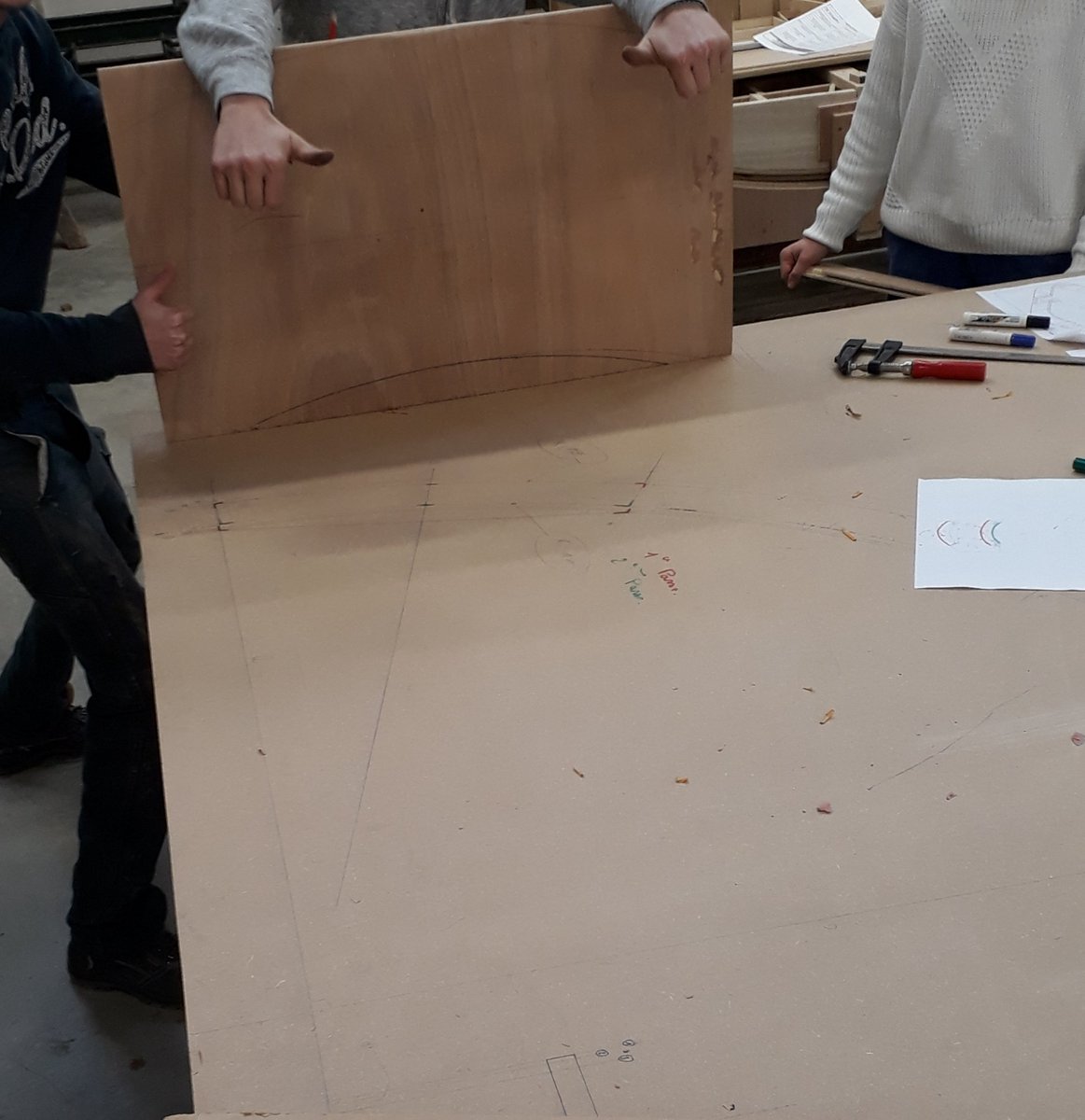 Préparation des pièces circulaire par les terminales BAC Technicien Menuisier Agenceur.