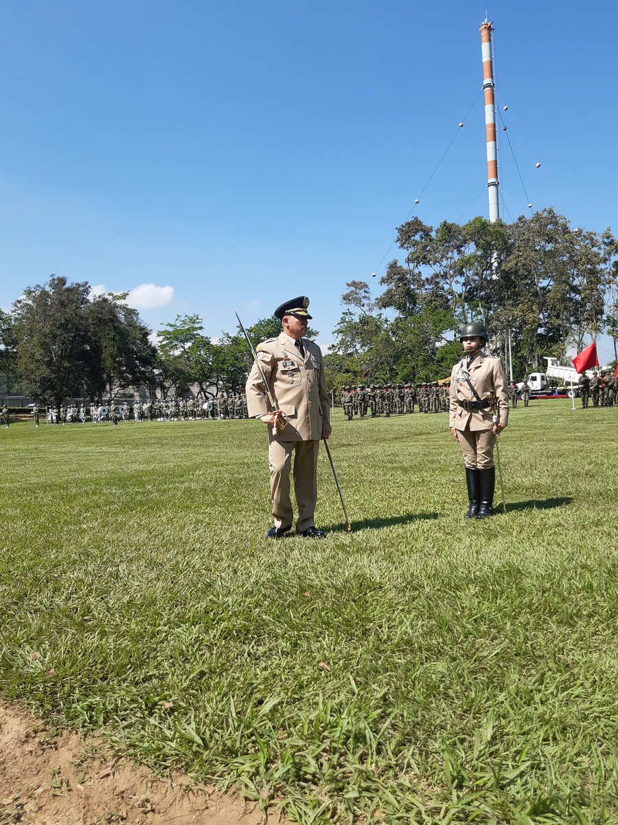 Ejercito_Div2's tweet photo. Comandante @COL_EJERCITO otorga a señor Brigadier General Marcos Pinto el mando de @Ejercito_Div2 con seis brigadas adscritas, el alto oficial es el encomendado a cumplir mandato constitucional en  santanderes, sur  Bolívar - Cesar, Boyacá, Cundinamarca y Yondó - Antioquia. https://t.co/cOMCXR9Tna
