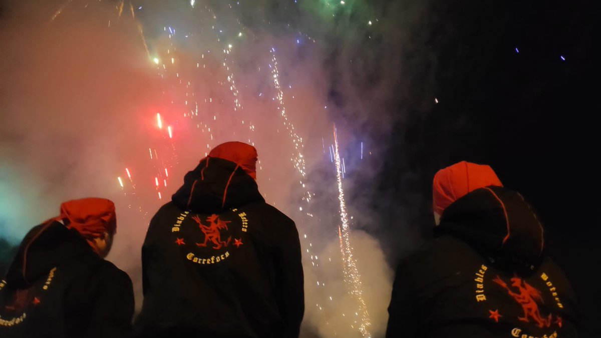 pereboterosalt's tweet photo. Acabem de tancar un cap de setmana màgic!
Divendres vam acompanyar als patges reials amb un espectacle de foc al Centre Cívic Onyar de #Girona
Diumenge vam rebre l'encàrrec de SSMM Els Reis d'Orient per ajudar a repartir carbó a les famílies de #Salt
#PereBotero #incremables https://t.co/w4zF2J9VSi