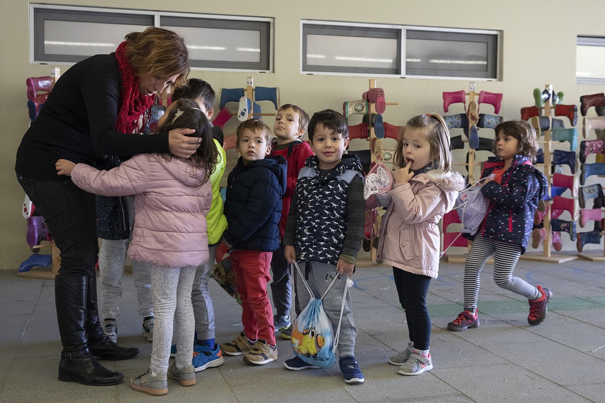 ⏰ Demà, despertadors a punt! 🔊

🎁 Després d'uns dies de descans, d'il·lusió, de màgia i de recolliment familiar, ens retrobem amb els companys de classe, mestres i professors, per continuar plegats l'aprenentatge 📚✏️💻📱

🎒 Bon retorn a les aules a tothom! 👧👨‍🦱👩‍🏫👨‍🏫👨‍👨‍👦‍👦👩‍👦‍👦