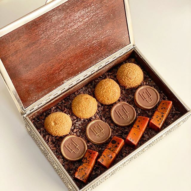 La simplicidad... Petit fours ✨ *craquelin de vainilla *Galleta de moscovado y caramelo *Bombon grand marnier . . . . . . . . . . . . #lucocinayalma #juanlú #lúcocinayalma #jerez #francia #andalucia #petitfours #michelinstar #guiamichelin #boquegroup ift.tt/36x5Y2h