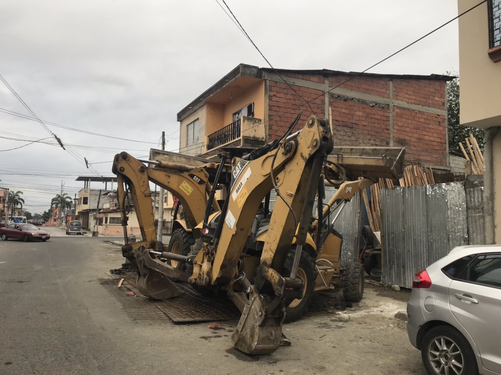 ivalverdes's tweet photo. Solicitamos que Grupo HRL que está trabajando en la construcción de la Metrovia de Portete y la 22, estaciones su maquinaria en garajes, ya que utilizan más de la mitad de la vía pública dia y noche. La 22 / Argentina y San Martín @ATMGuayaquil @cynthiaviteri  @LosConfiables https://t.co/RMkUbz8jAH