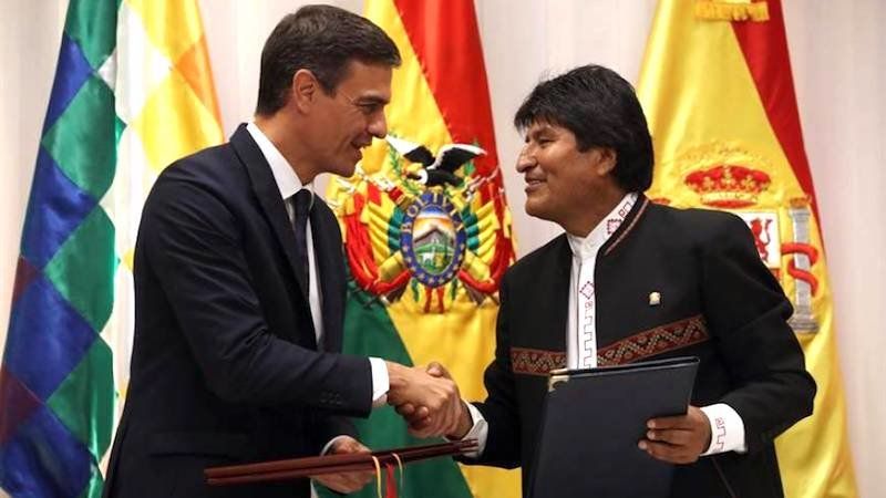 evoespueblo's tweet photo. Saludamos y felicitamos @sanchezcastejon por su elección como Presidente del gobierno español y expresamos nuestra esperanza de seguir construyendo lazos de hermandad entre los pueblos de #Bolivia y #España. https://t.co/MpChiyBk7O
