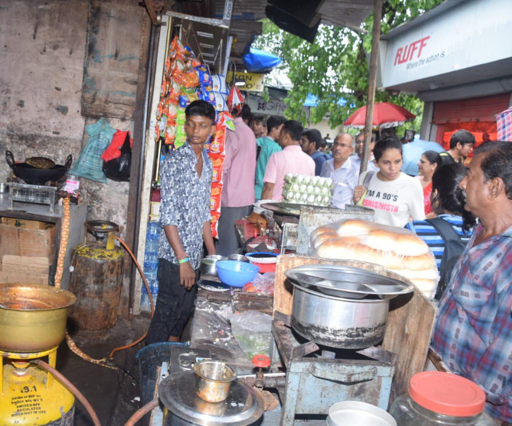 and_citizens's tweet photo. @ShroffHina @mybmc @mybmcwardKW @MumbaiPolice @CPMumbaiPolice @RumaGMehrishi @alm144 @Kamlakar_Shenoy @GRVora Irla society road, near Baghubhai Polytechnic college, Vile Parle west,  
@mybmcwardKW @mybmcHealthDept no action last 4 month👎👎 https://t.co/8JcsXvXqyd