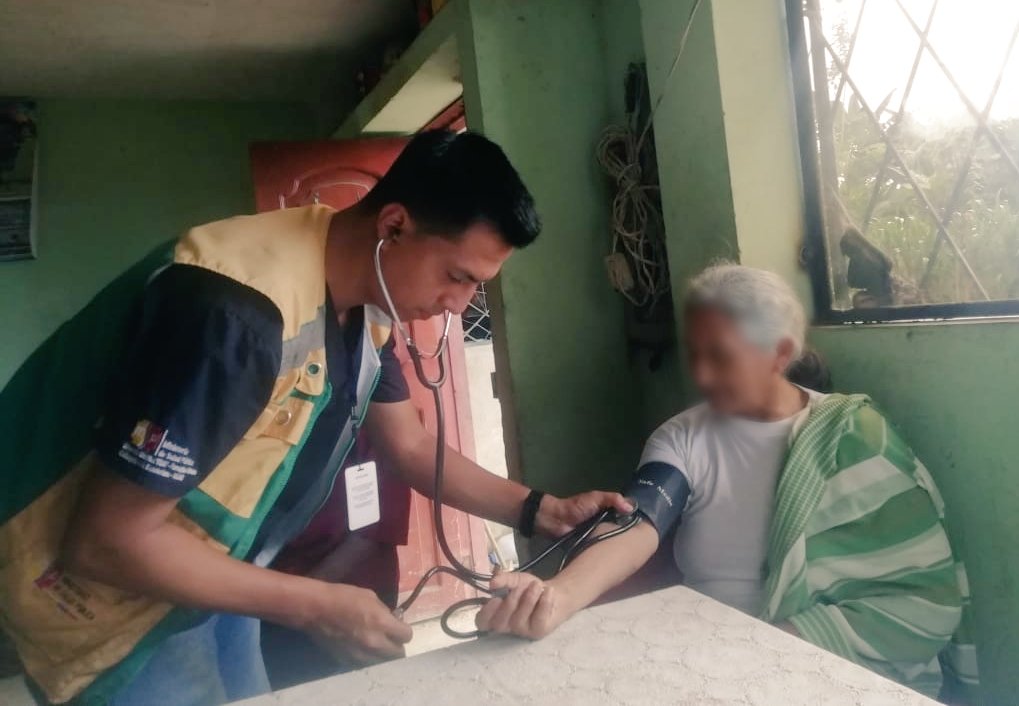 DPS_LosRios's tweet photo. En las Parroquias Guanujo y San Luis de Pambil #Bolívar, el #MédicoDelBarrio brinda atención integral a pacientes prioritarios y vulnerables, garantizando el acceso equitativo a los servicios de salud a la población.También se inmuniza contra la #Influenza.
#MSPdeTodosyParaTodos https://t.co/QaB0GFyOhB