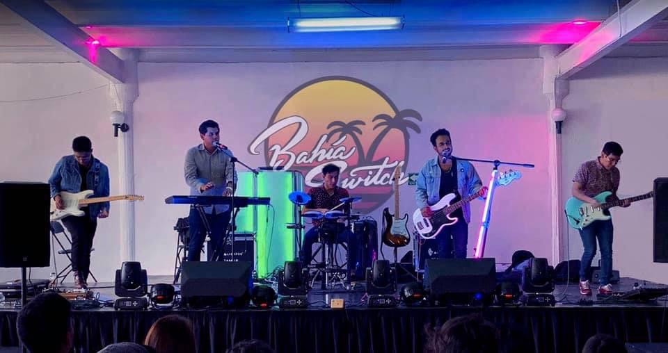 #FelizMartes
Conoce a <a href="/BahiaSwitch/">Bahía Switch</a>, banda que ofrece una mezcla musical de New Wave, Dance-Rock e Indie Pop. Escúchalos hoy en #RepartiendoElQueso a las 14:30 horas en el 95.7 FM #RadioIPN