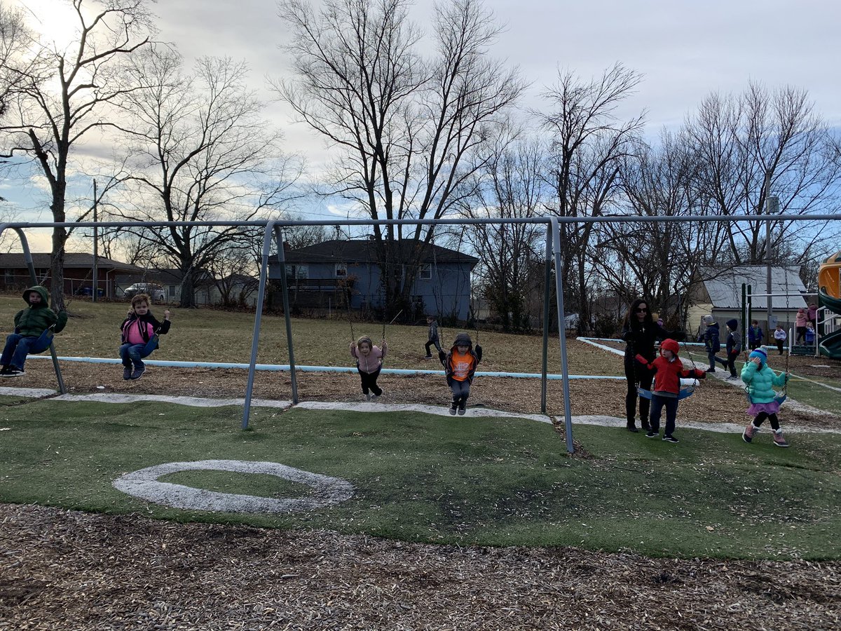 MrsGarrettNKC's tweet photo. K practicing Playground procedures and being kind friends! #pbisreview #MapleKinderstars #warriorscreate #ssdpride @MapleWarriors https://t.co/uT14PswZF4