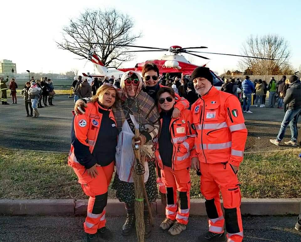 PacbOnlus's tweet photo. La nostra #Befana con i Vigili del Fuoco di Bologna 🚒🚑🚁
Tanti bambini e tante famiglie 😍👨‍👩‍👧‍👦 https://t.co/MWfUXwFOZM