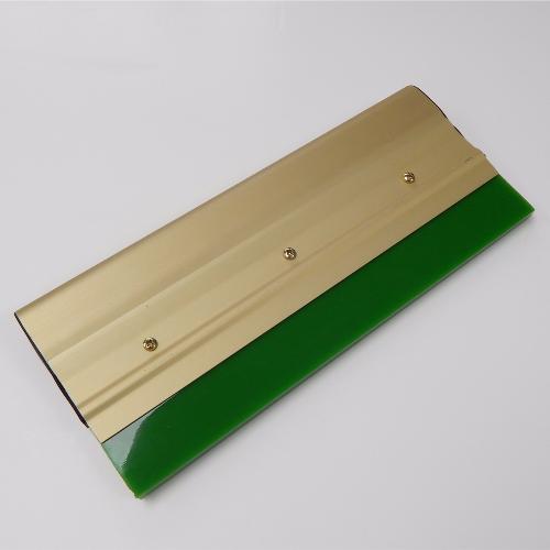 PyramidScreen's tweet photo. The main body of our #handsqueegees are made of rigid, #lightweightaluminium that fits comfortably within the palm of your hand and you'll feel the stability when #printing with these that allows you to up the pressures when that demanding #printjob needs it.
#screenprinitng https://t.co/Jr7wQpksu1