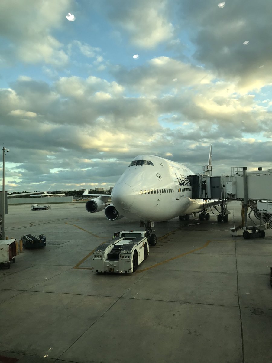 Hey folks, did you know that this guy is burning almost 4 litres of fuel in a second? 
9 hour of flight from Miami to Frankfurt ~130k litres of kerosine. 🙈 
#aviation