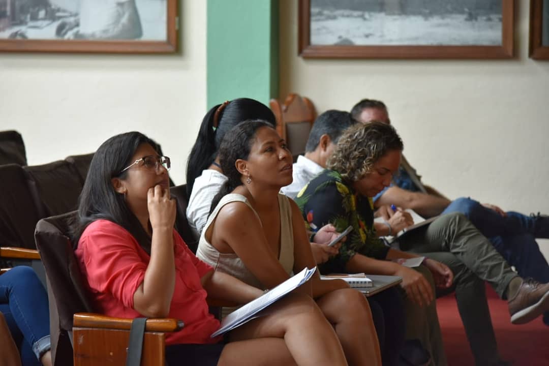gadsantacruz's tweet photo. Reunión con el objetivo de buscar acuerdos para el uso responsable y adecuado del espacio público, control de ruido en zonas intensivas de la Av. Charles Darwin... https://t.co/6NsQpXnEwD #AlcaldiaDeSantaCruz #Galapagos https://t.co/SxKGO6lOne