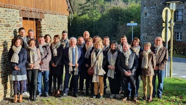 #PLEINEFOUGERES Jean-Pierre Leloup dévoile sa liste pour les #Municipales #Mars2020 ➡️ vous aurez donc le choix entre 1 groupe à la solde d’un individu égocentrique et narcissique ou 1 équipe à votre service pour l’intérêt commun... Votez 🗳 JP LELOUP 👍 ouest-france.fr/elections/muni…