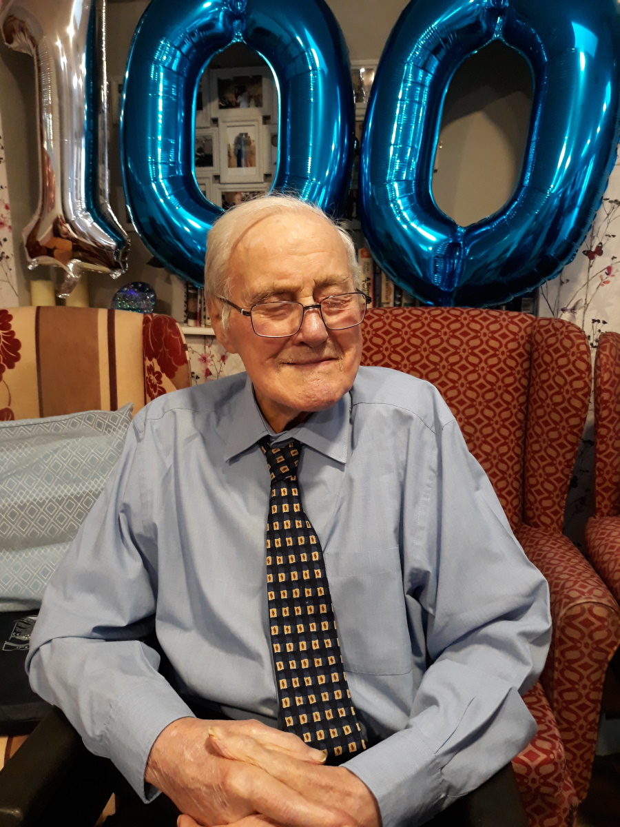 Carehomesuk's tweet photo. War veteran Robert Sheridan has celebrated his 100th birthday at Haversham House 🎉🎁🎂

He received a telegram from The Queen and a visit from all of his family who travelled the length and breadth of the UK to be with him ❤️

#HappyBirthday #100thBirthday #Celebrations https://t.co/j0qwkpdOqi
