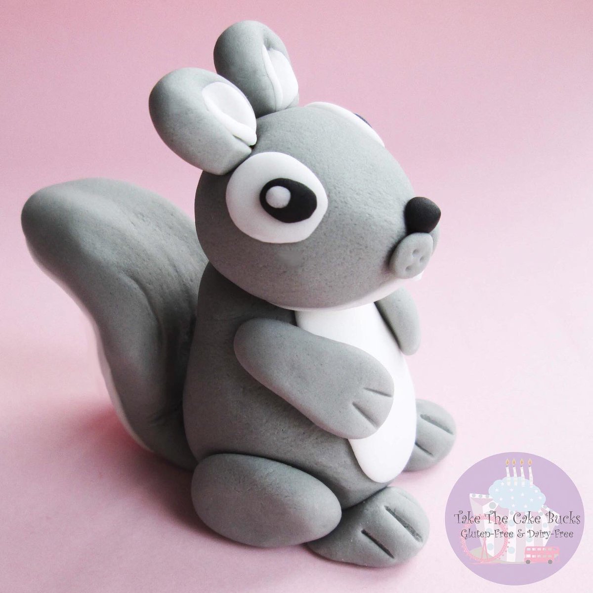 TakeTheCakeBKS's tweet photo. This little squirrel is looking for his acorns🤍🐿
#squirrelcaketopper #squirrel #caketopper #glutenfree #dairyfree #vegan #takethecakebucks #takethecakelondon #highwycombecakes #buckscakes #greysquirreltopper https://t.co/RQDcy7vnLk