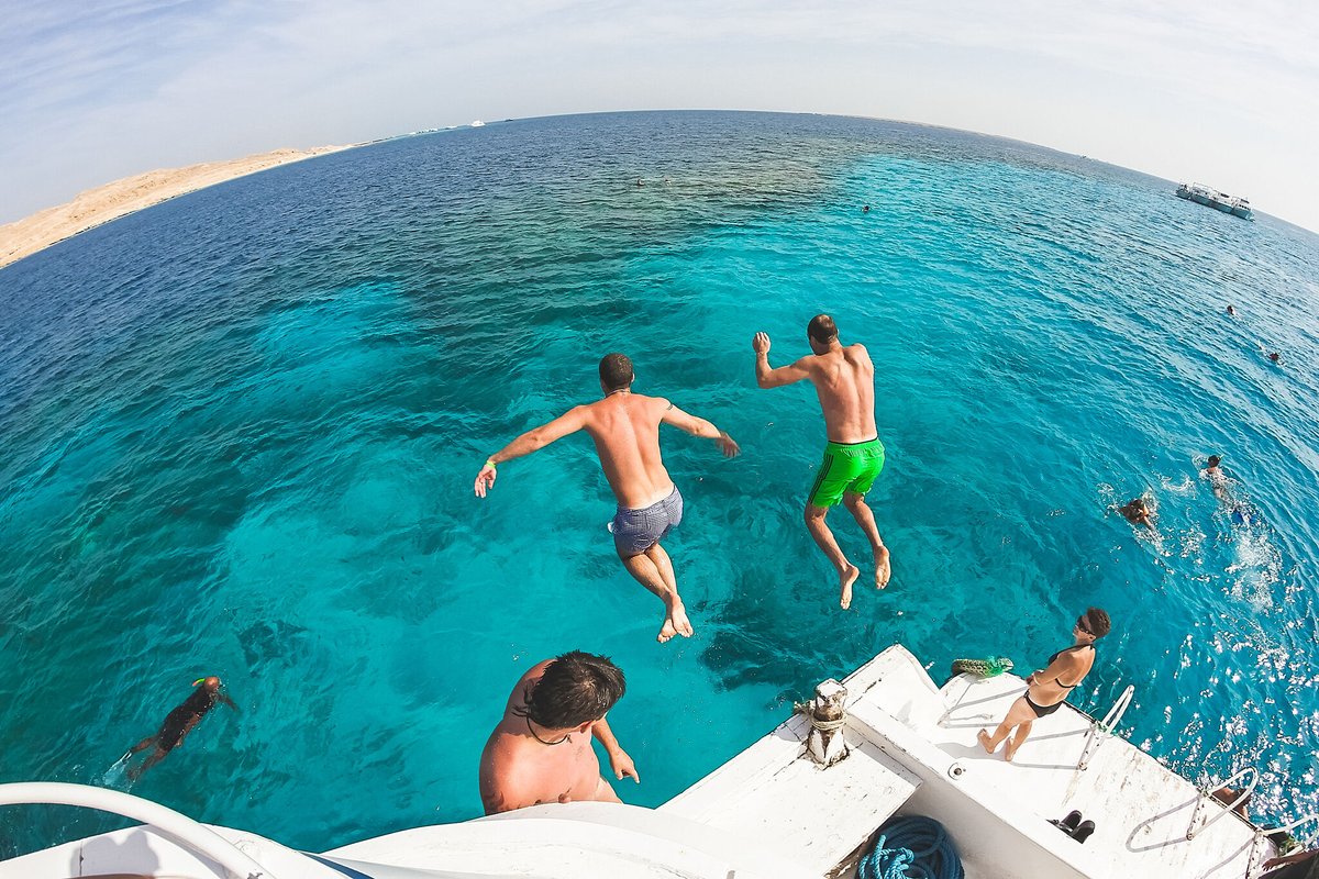 SelectYachts's tweet image. Do you enjoy being relaxed on vacation, or do you love adventure? The best thing about a yacht charter is that you can choose yachting your way. Dive into a fantastic experience this year and truly get away beyond the shore. bit.ly/2MHgoV8
