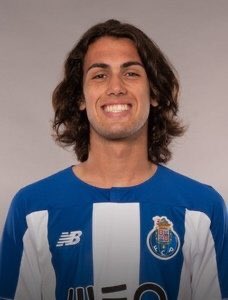  Tomás Esteves Le joueur de  @FCPorto âgé de 17 ans est le meilleur latéral que le Portugal a formé au cours des derniers années et le monde sait à quel point ce pays est fourni à ce poste. Joueur doté d’une grosse qualité technique et d’un QI foot au dessus de la moyenne.