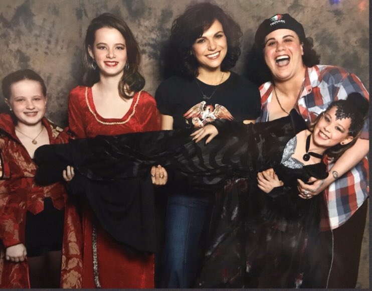 lgwinfl's tweet photo. We hope you have the BEST 2020, Lana! One of our favorite memories from last year was seeing you again! This year is off to a great start Fingers crossed 🤞🏻 we will see you again. ❤️❤️❤️ your 3 #miniEvilRegals in Orlando. https://t.co/AteOQsOOou