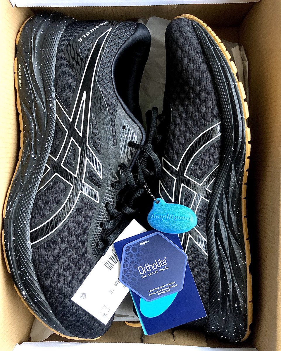 iamKabo's tweet photo. My new running shoes 🔥🔥🔥 I call them “The Black Messiah” this year they shall lead me to my first 21km 🙏🏽 #AsicsSA #BackRun https://t.co/iDqSRZ1YyK